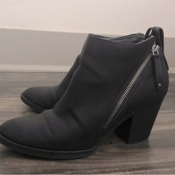 Vintage Dolce Vita never worn black leather booties with zippers .6 - Picture 1 of 5